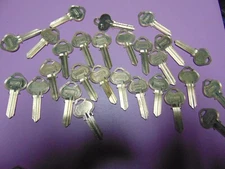 25  KEYS   RUSSWIN    1011 B  KEYS BLANKS UNCUT       LOCKSMITH