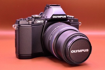 Excellent Condition Olympus OM-D E-M5 Bundle   Extremely Low Shutter Count!