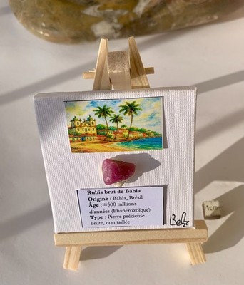 Mini Art Display - Roher Rubin (Bahia, Brasilien) - Naturkristall + KI Artwork