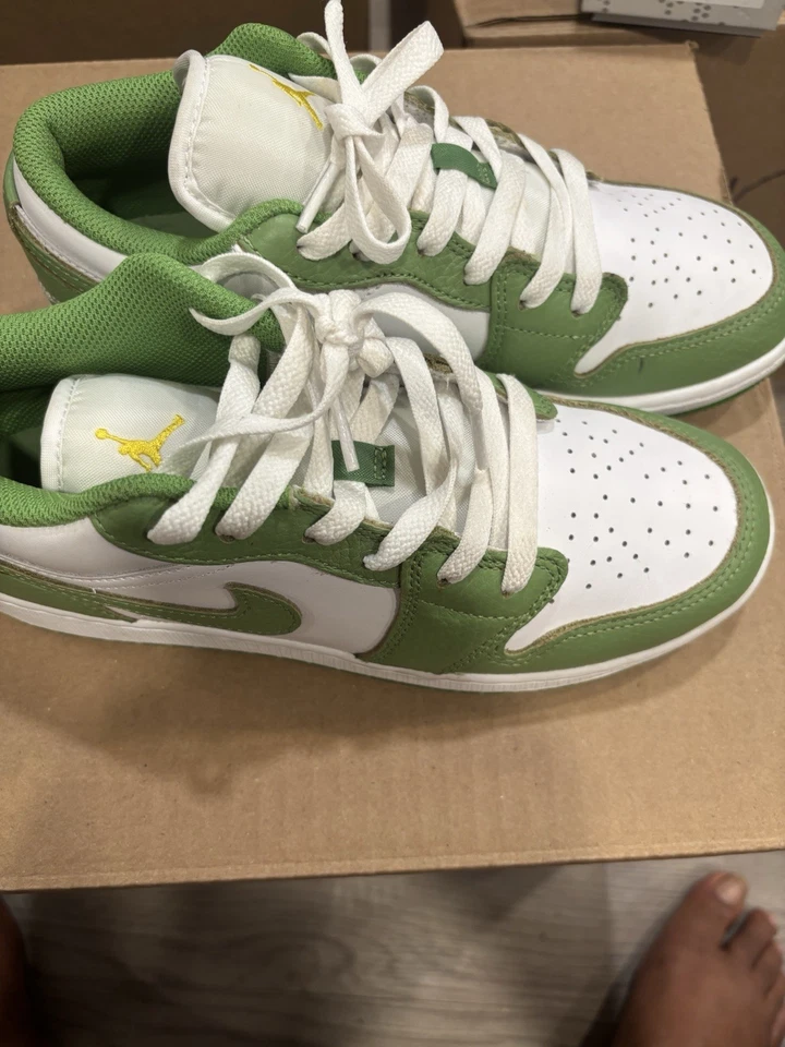 Nike Air Jordan 1 Zapatos Jumpman Bajos Verde Blanco Amarillo Talla 6Y - Usados Foto 2 de 4