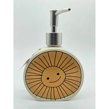 Beekman 1802 "Happy Place" Dispensador de jabón de cerámica con un diseño de sol sonriente