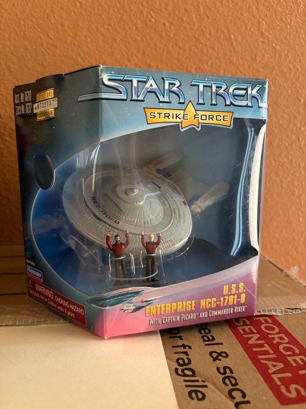 Star Trek- Strike Force Enterprise NCC-1701-D, Collector Series #16212 Playmates