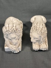 Coppia di statuette di leoni accovacciati su piedistallo, di Rinaldi e Canova