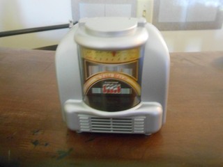 VINTAGE SUNTONE SILVER TABLE TOP JUKEBOX REPLICA AM/FM RADIO