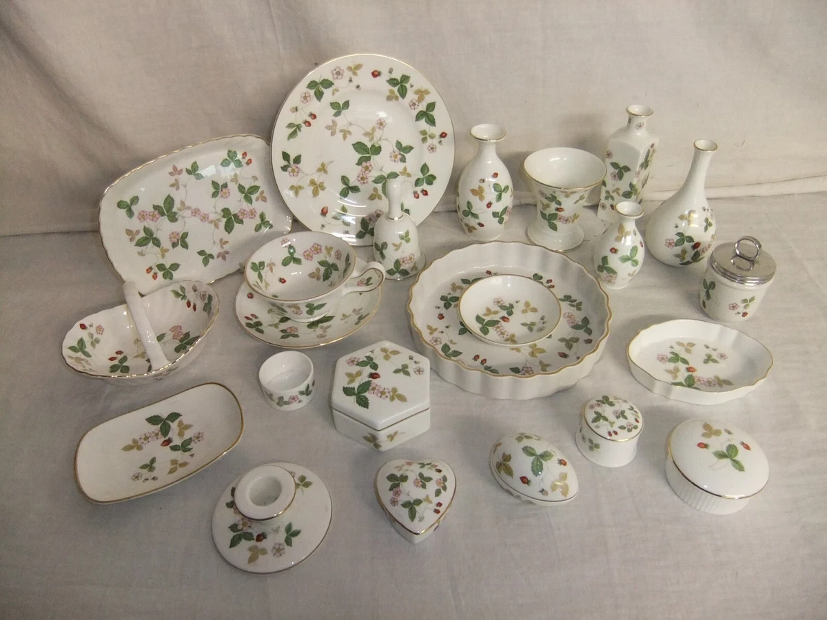 c4 Porcelain Wedgwood - Wild Strawberry - plates, dishes, decorative items 6A4B
