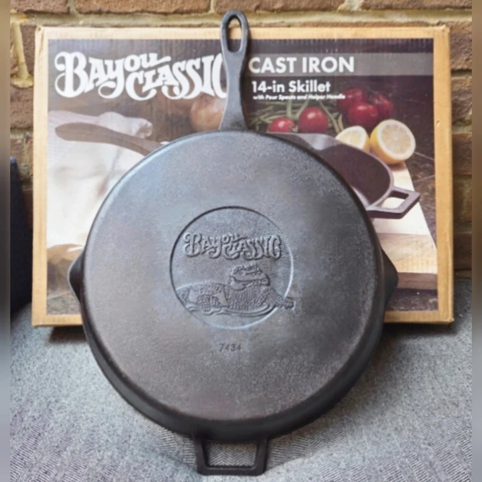 Sartén de hierro fundido Bayou Classic grande de 14" caños para verter y mango auxiliar  Foto 4 de 4