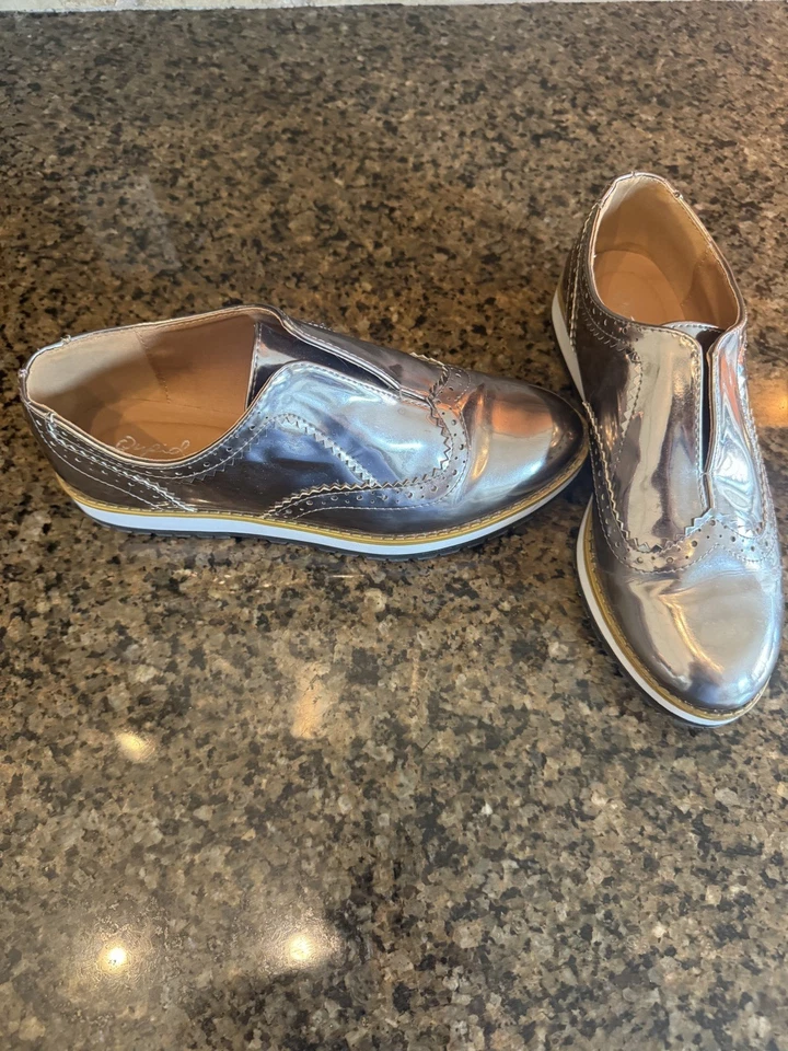 Zapatos Oxford Metálicos Dorados Qupid Talla 6.5 Foto 2 de 4