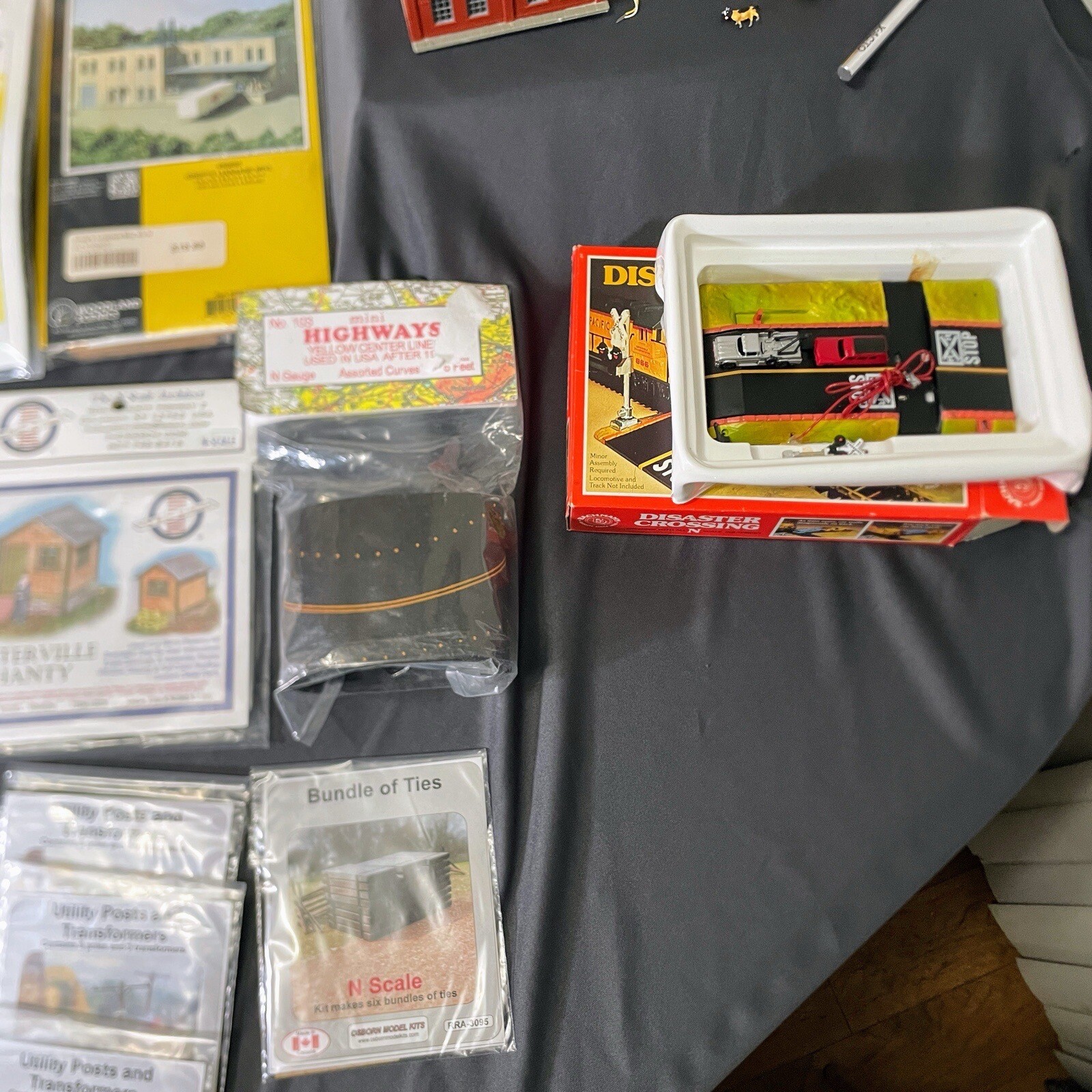 Large Lot 30+ Pieces Of N Scale Train Accessories, Brahman, Woodland