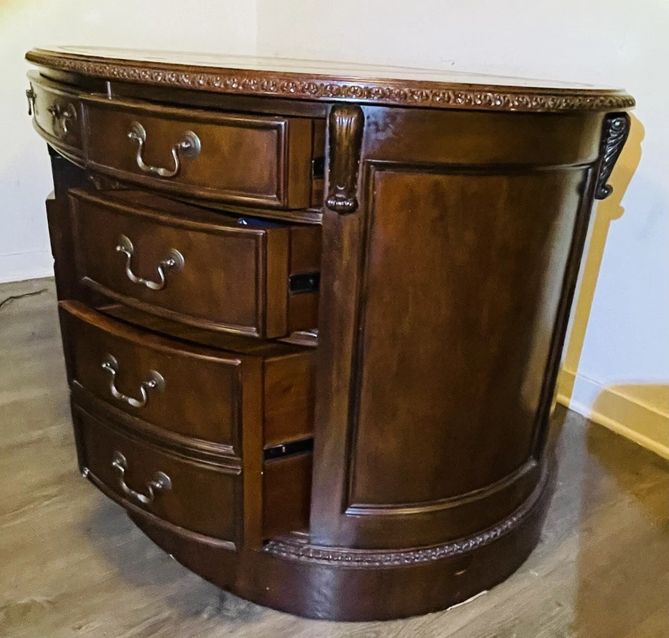 Escritorio ejecutivo Ellis Line By Sligh ovalado de caoba Foto 4 de 4