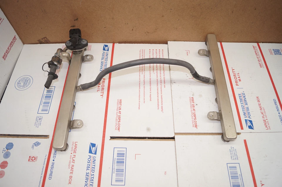 Ford Mustang GT 2008 4,6 L V8 SOHC 3 válvulas riel de combustible estilo sin retorno OEM Ford Foto 3 de 4