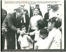 1970 Richard Nixon President Naples Italy Nato Children Wirephoto 8X10