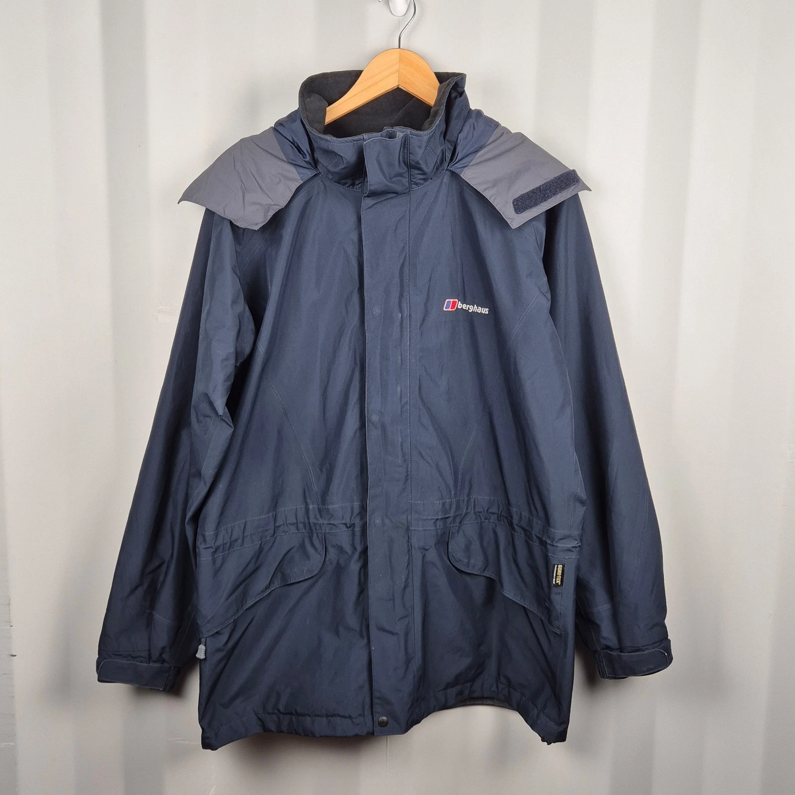 Berghaus Jacket Men's Medium Gore-Tex Navy Hooded Outdoors Snow Skirt Waterproof