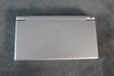 Nintendo DS Lite Handheld-Spielkonsole - Metallic Silber - inkl. Ladekabel