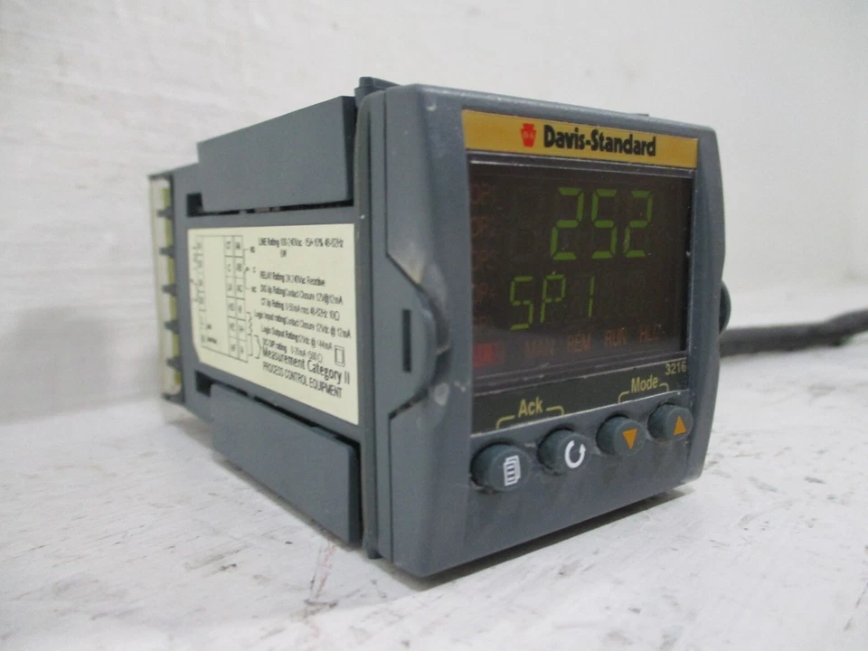 Controlador de temperatura programable Eurotherm 3216/CC/VH/LRXX/R estándar Davis Foto 3 de 4