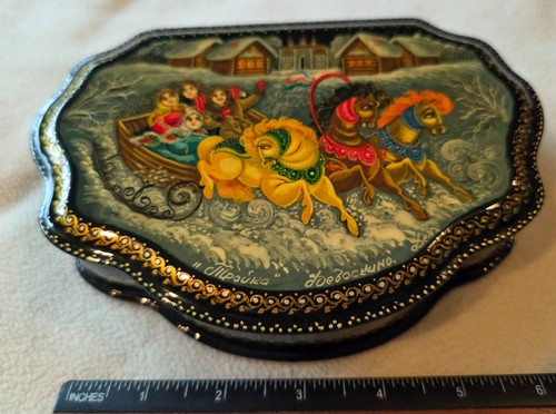 Hand Painted Laquer Trinket Box w/ people & carriage, Fedoskino Russia