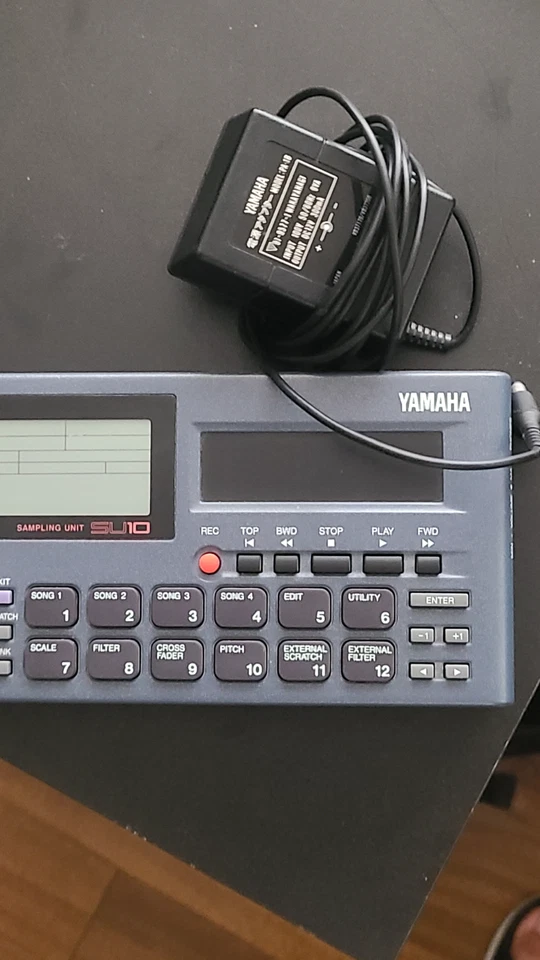 Yamaha SU-10 lofi sampler con cable de alimentación Foto 2 de 3