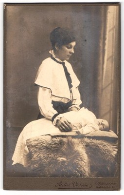 Photography studio Victoria, Düsseldorf, mother with her toddler wrapping a 