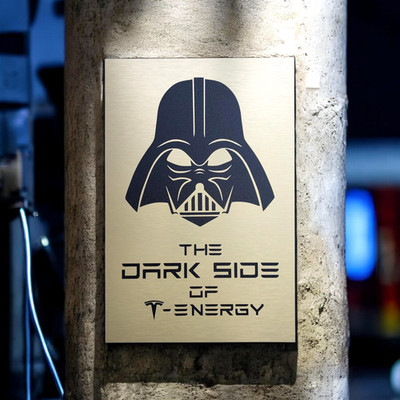 Tesla EV Ladeschild Darth Vader Wandrelief Dunkle Seite der Energie Garage Dekor