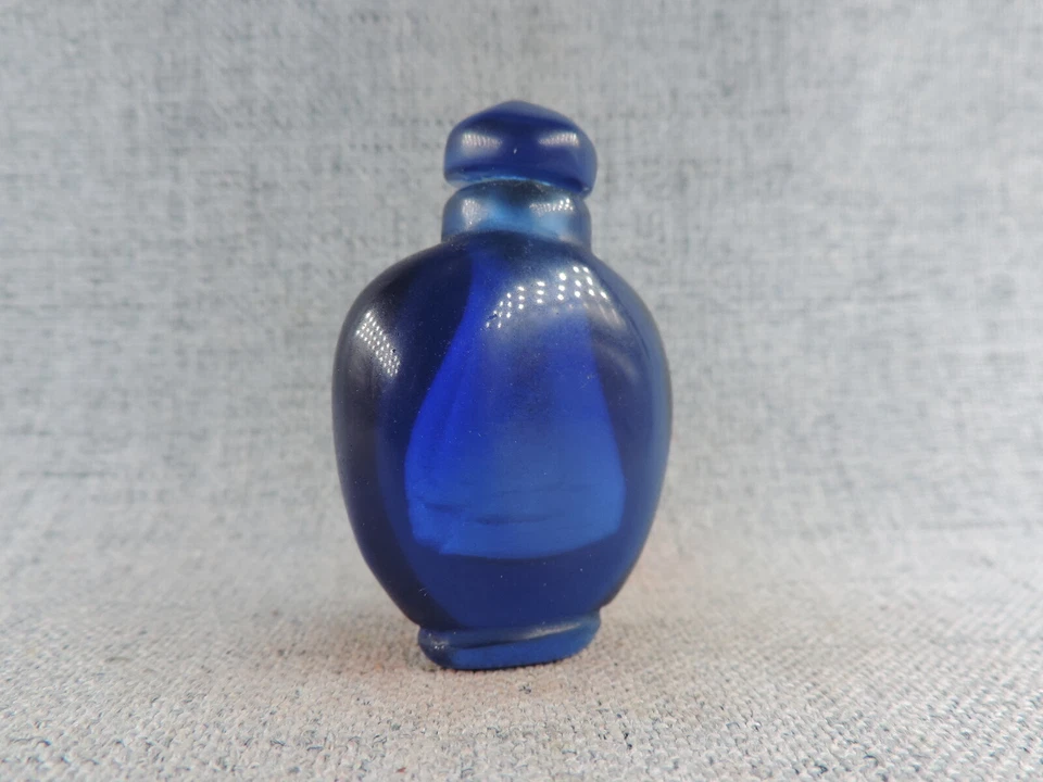Botella de tabaco de vidrio de Pekín azul chino tallada a mano Foto 4 de 4