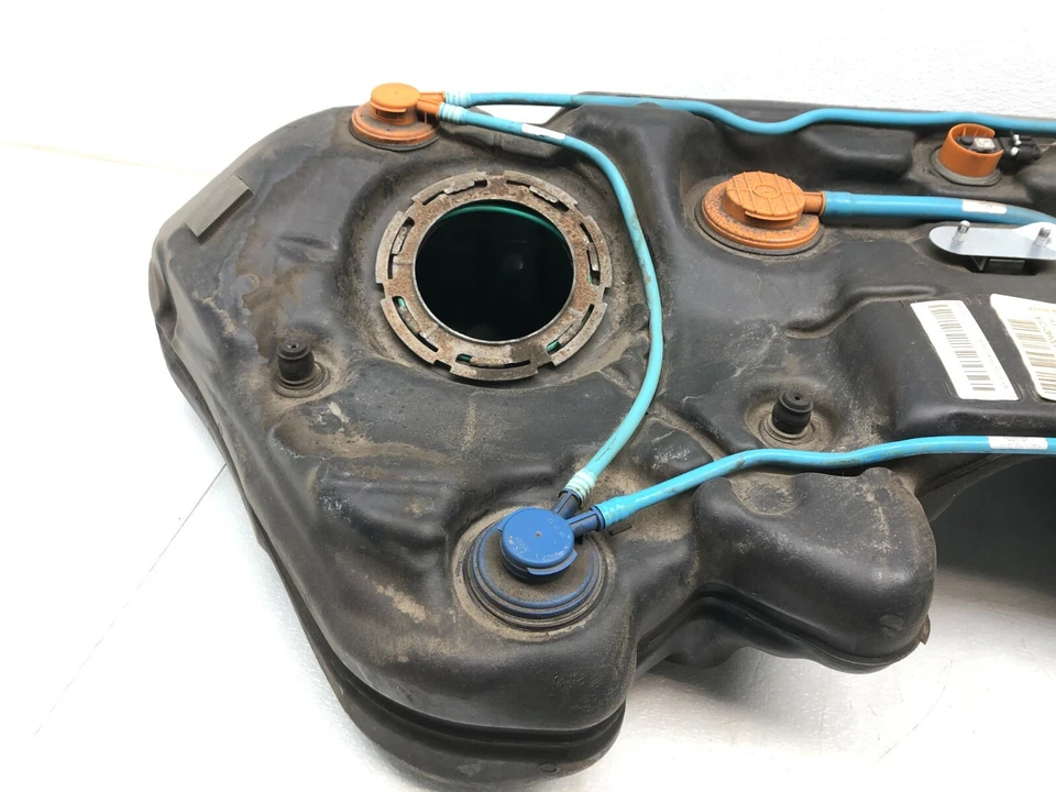 Mercedes-Benz CLS550 2012-2018 montaje de tanque de gasolina OEM. Foto 3 de 4