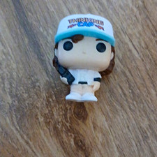 Figur im Funko-Pop-Stil mit Baseballkappe  TH...