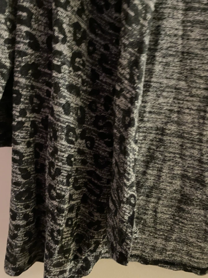 Cárdigan para niña Faded Glory L grande 14 16 busto de guepardo negro y gris 30” 32” abierto Foto 4 de 4