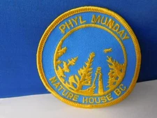 PHYL MUNDAY NATURE HOUSE BC CANADA PATCH BADGE TRAVEL SOUVENIR