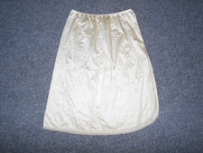 VANITY FAIR VTG 80'S MADE IN USA IVORY NYLON WOMENS MEDIUM LACE TRIMMED SLIP