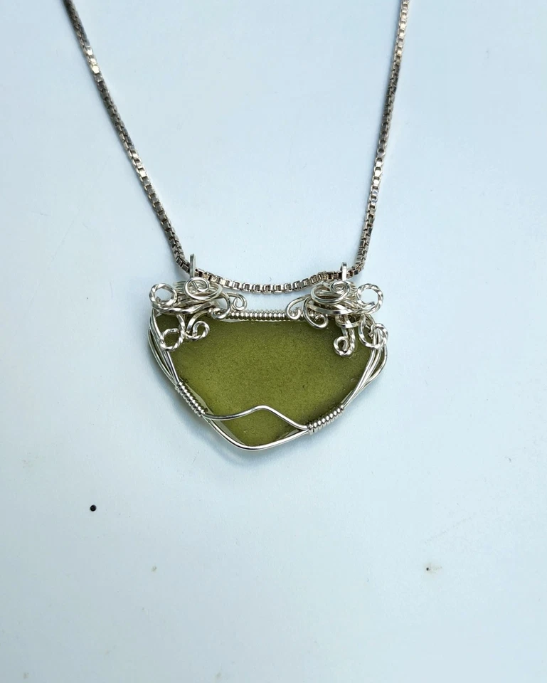 Collar colgante envolvente de alambre de vidrio de mar verde y plata de ley en cadena de ley Foto 4 de 4
