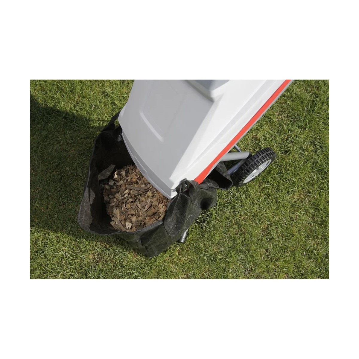 Broyeur de végétaux IKRA 2500W avec sac de ramassage 45L ILH 2500