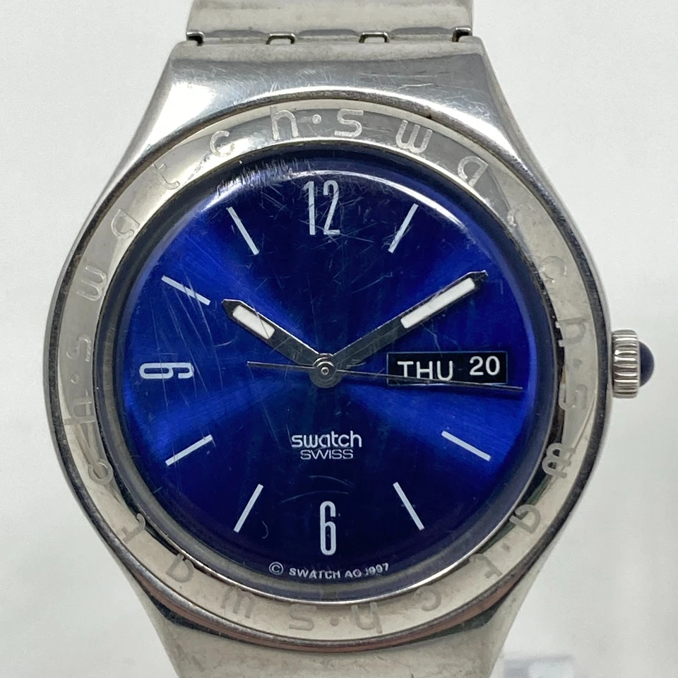 Reloj Swatch Irony Hombre 37mm Día Fecha Esfera Azul Hecho en Suiza Banda de Malla Batería Nueva Foto 2 de 4