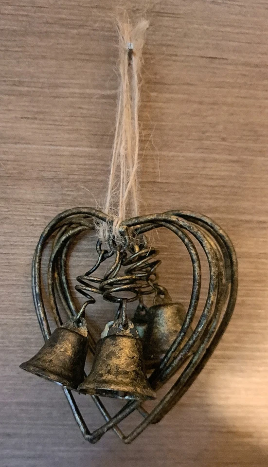 1@ 3.75W×4.25L PRIM RUSTIC MIXED METAL HEART/BELL PEG HANGER CHRISTMAS ORNIE - Image 2 of 3