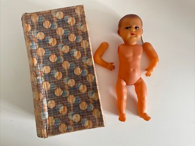 Ancienne poupée bébé en celluloid avec panier et accessoires - Antiquités