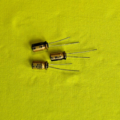 Nichicon 4 Stück  100uF 25V FW 85°C Elektrolytkondensator Radial