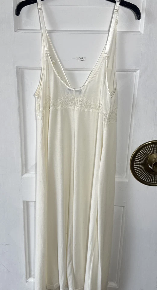 Vintage Miss Elaine Long Nightgown SzLarge embroidered flowers, plunging V neck - Image 4 of 4