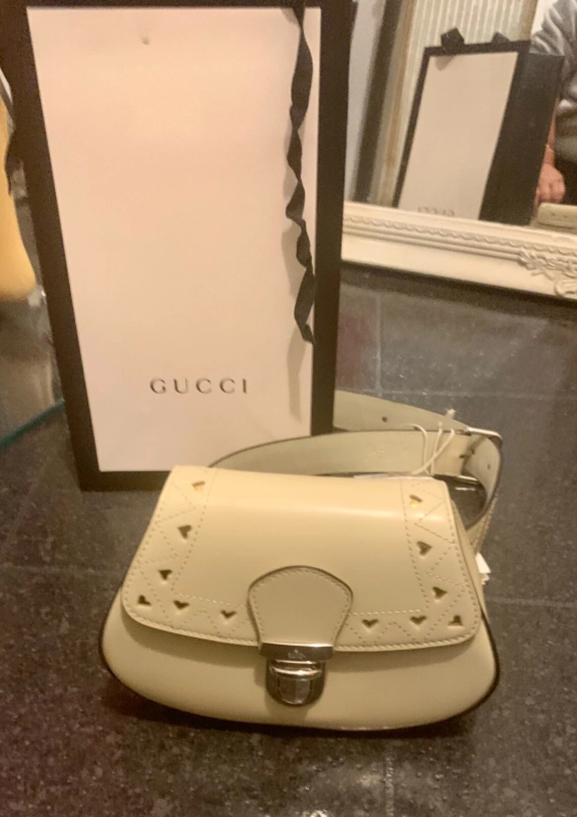 Sac ceinture cardiaque Gucci authentique en peau de veau blanc cassé filles ou femmes neuf avec étiquettes prix de prix de vente