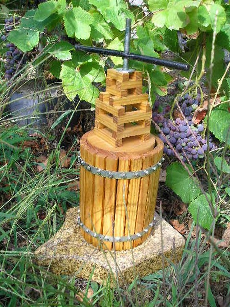 PRENSA de vino. Artesanal. Tamaño 2. Madera y Granito. 48 cms.