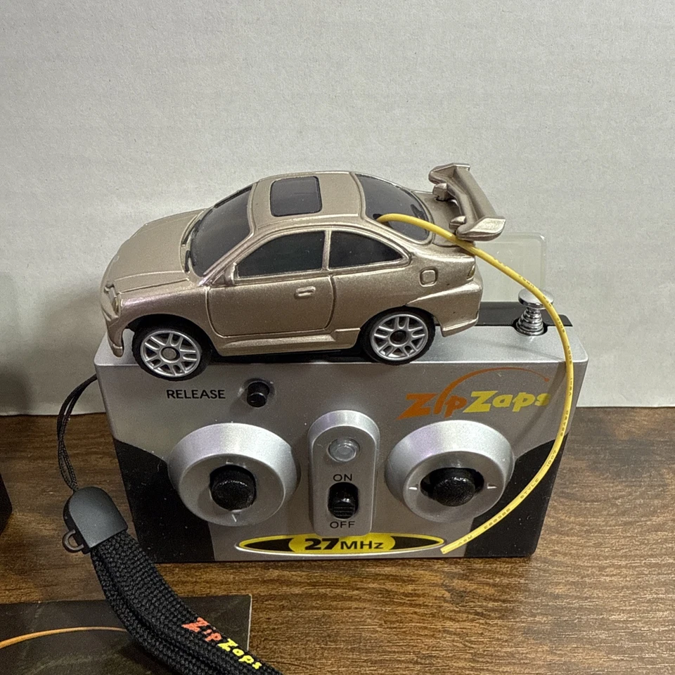 Радиоуправляемая микро лачуга на молнии Chrysler PT Cruiser и Honda Civic масштаб 1:64 лот 2 - Изображение 2 из 4