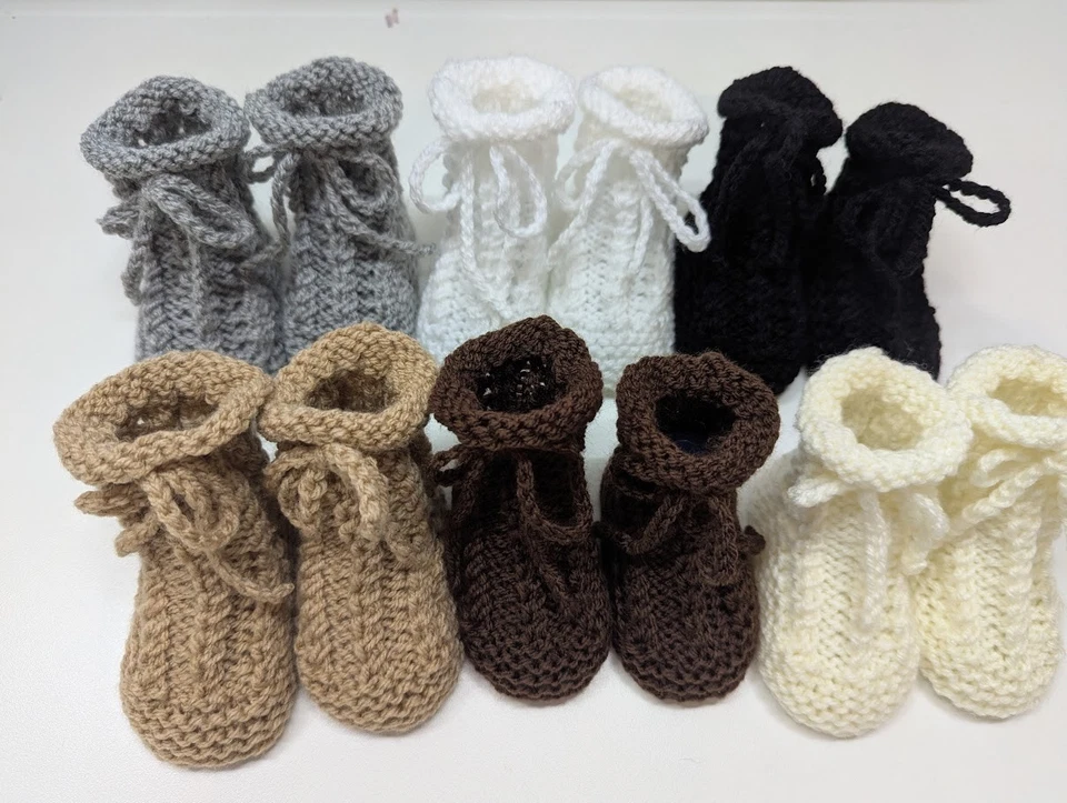 Babyschuhe gestrickt mit Zopfmuster - Bild 1 von 1
