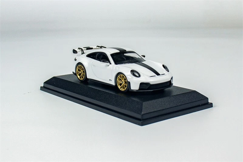 MINICHAMPS 1:64 911 (992.2)/(992) GT3 RS - 2024 Diecast Model Car - Image 3 of 4