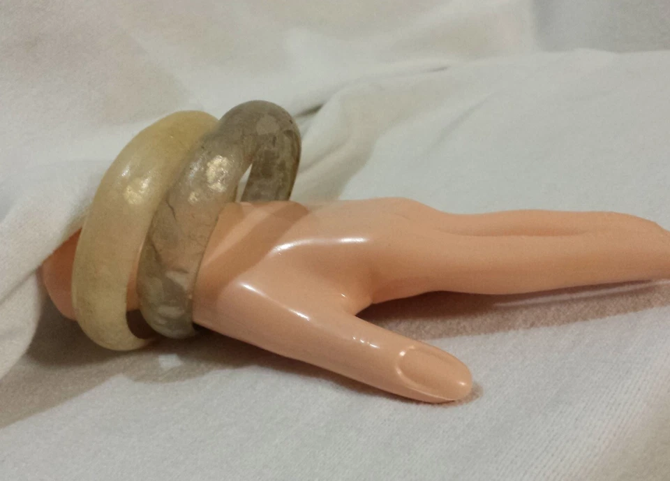 Juego de 2 brazaletes gruesos de resina Capiz Shell semitranslúcidos de colección de los años 60 Foto 4 de 4