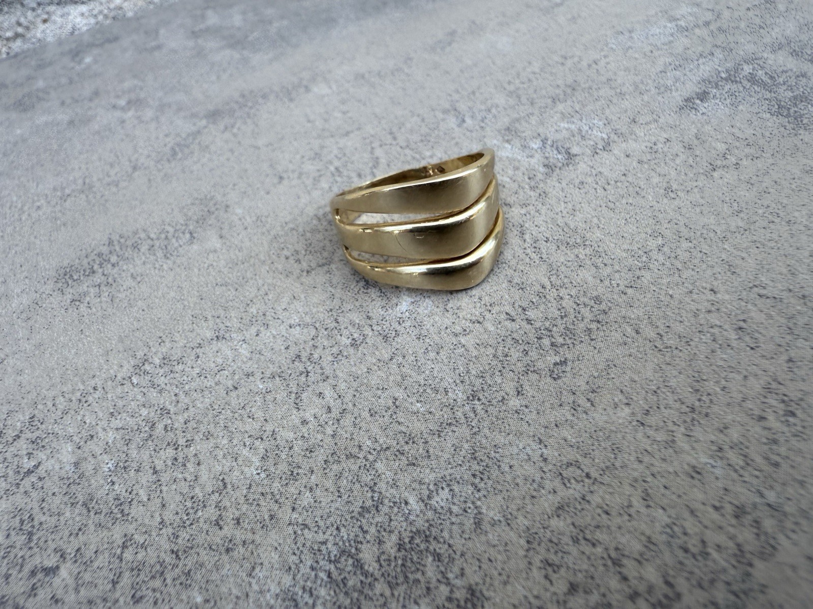 14k Solid Gold Ring - image 2