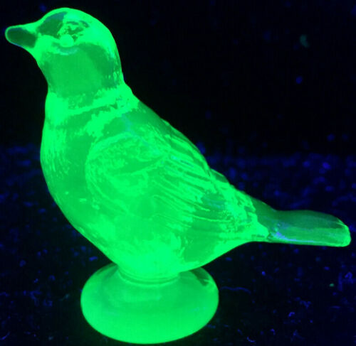 Green Vaseline glass Bird blue jay animal uranium paperweight robin canary glows - Afbeelding 1 van 11