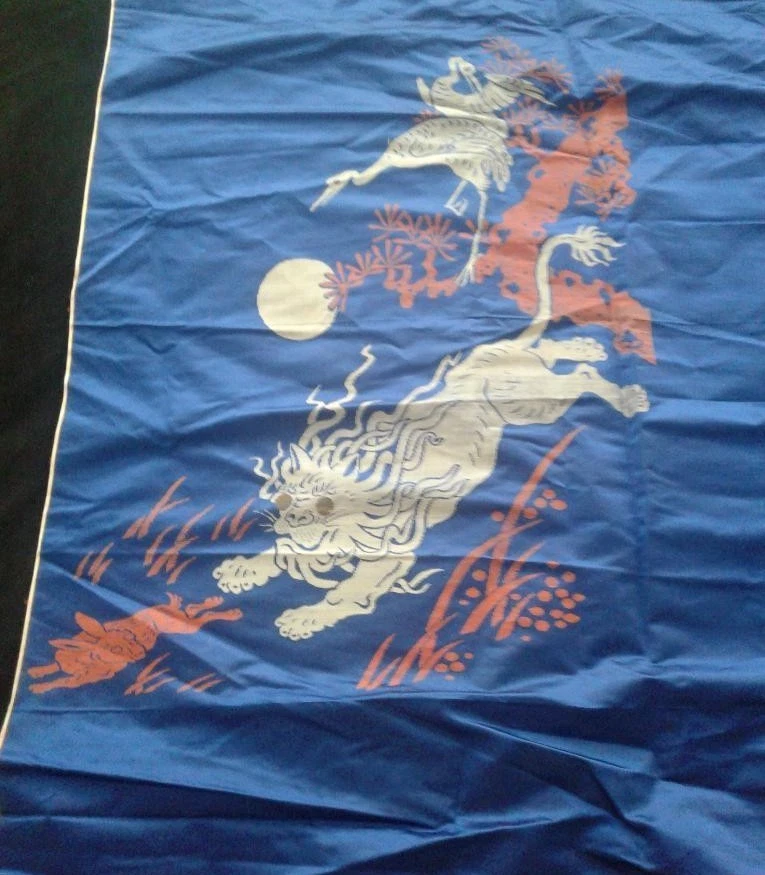 Antiguo panel bordado chino azul real con grúa león conejo  Foto 2 de 3