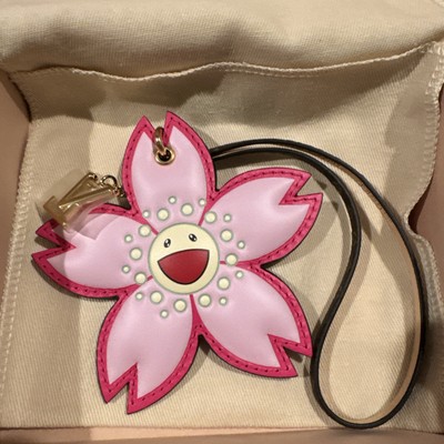 Louis Vuitton 桜の花形バックチャーム希少 Louis Vuitton X Takashi Murakami Cherry Blossom Bag Charm