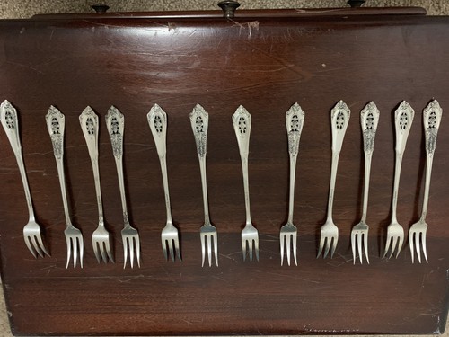 Vintage Rosepoint by Wallace Sterling Silver 90 Piece Silverware Set w/ Box. - Picture 4 of 10