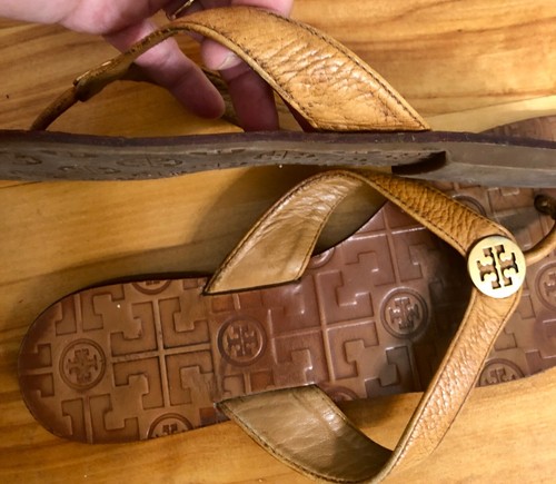Tory Burch Thora Women Brown Tumbled Leather Gold Disc Logo Thong Sandals Flats - Picture 10 of 12