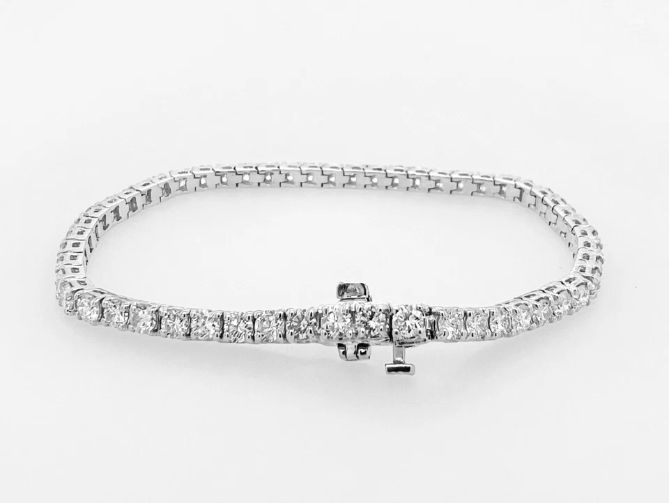 Brazalete de tenis de diamantes cultivados en laboratorio redondo de oro blanco macizo de 14K 6,00 ctw Foto 3 de 4