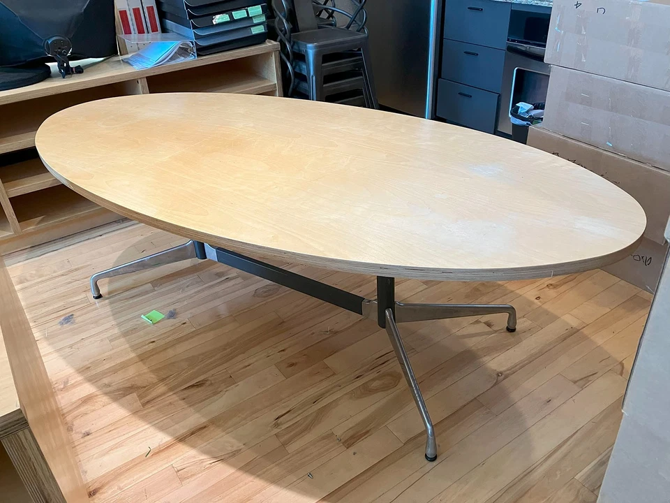 Herman Miller 的 Eames 底座定制上衣。 会议或餐桌 — 第 2/3 张图片