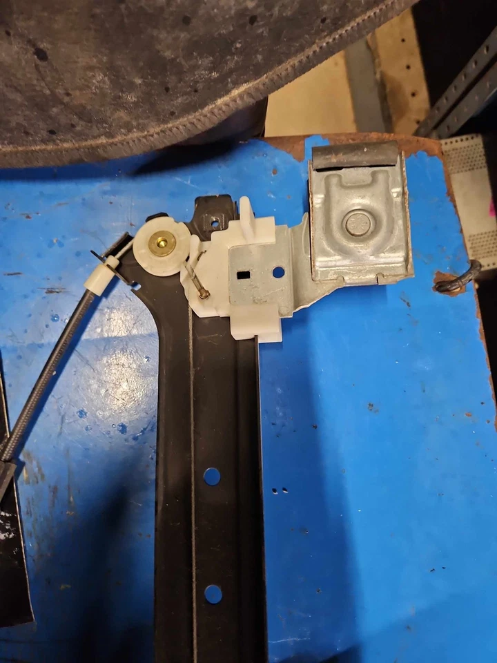 01-07 CHEVY SILVERADO 1500 Right Side Rear Regulator W/Motor Rider Side Rh OEM Foto 3 de 4